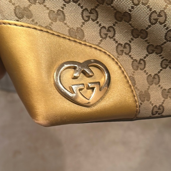 Gucci Cream and Gold Shoulder Bag with Iconic Design - Picture 2 of 14